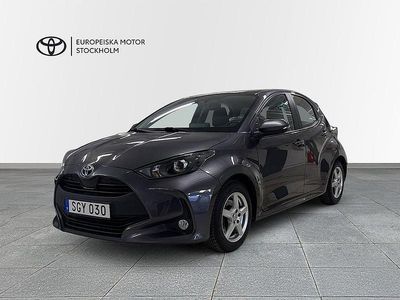 Mörkgrå Begagnad 2022 Toyota Yaris Hybrid Active Halvkombi | 189 900 kr (Marknadspris)