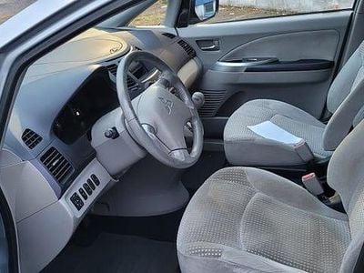 Grå metalic Begagnad 2004 Mitsubishi Grandis Minibuss | 30 000 kr (Lite dyr)