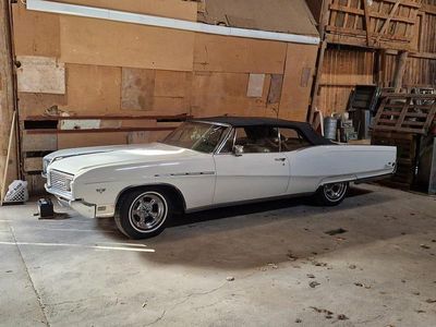 Omlackerad i äggvit Begagnad 1968 Buick Electra 225 Cab | 180 000 kr