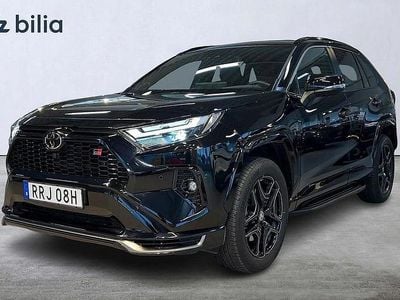 Svart Begagnad 2025 Toyota RAV4 Hybrid Sport SUV | 589 000 kr (Dyr)