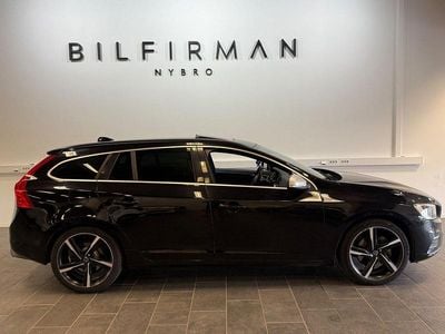 Svart Begagnad 2015 Volvo V60 R-Design Kombi | 219 900 kr (Dyr)