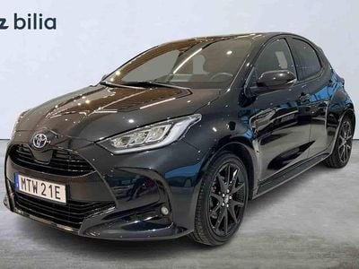 Svart Begagnad 2023 Toyota Yaris Hybrid Halvkombi | 249 900 kr (Lite dyr)