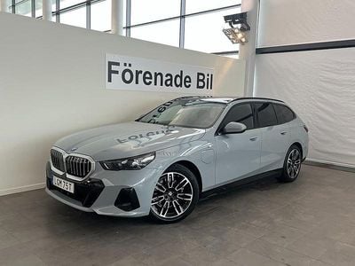 Grå Begagnad 2025 BMW 530e Comfort Edition Kombi | 659 000 kr (Marknadspris)