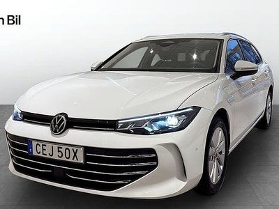 Vit Begagnad 2024 VW Passat Business Kombi | 449 900 kr (Marknadspris)