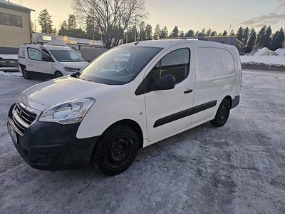 Vit Begagnad 2017 Peugeot Partner Minibuss | 92 000 kr (Marknadspris)