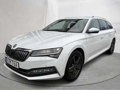 Vit Begagnad 2023 Skoda Superb Kombi | 300 000 kr (Marknadspris)