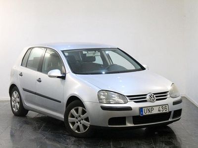 Begagnad VW Golf IV Trendline 116 HK (85 kW) 2003 Silver Halvkombi
