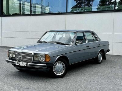 Ljusblå Begagnad 1981 Mercedes 230 SE Sedan | 99 900 kr