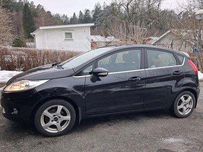 Svart Begagnad 2013 Ford Fiesta | 35 000 kr (Superpris)