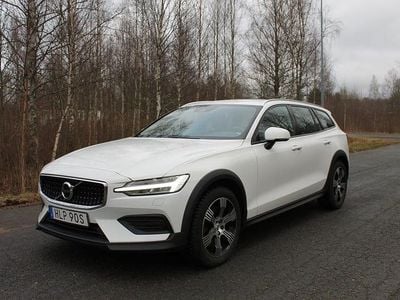 Vit Begagnad 2019 Volvo V60 CC Momentum Kombi | 229 900 kr (Marknadspris)