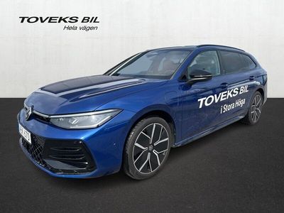 Blå (reef blue metallic) Begagnad 2024 VW Passat R-line Kombi | 569 900 kr