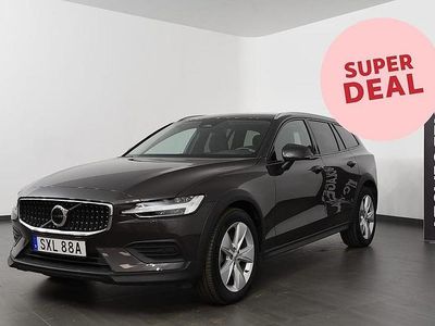Grå Begagnad 2024 Volvo V60 CC Core Kombi | 399 500 kr (Marknadspris)