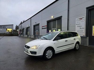 Vit Begagnad 2005 Ford Focus Kombi | 29 698 kr (Marknadspris)