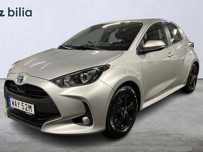 Silver Begagnad 2023 Toyota Yaris Hybrid Active Halvkombi | 223 900 kr (Marknadspris)