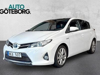 Vit Begagnad 2013 Toyota Auris Hybrid Executive Halvkombi | 124 900 kr (Marknadspris)