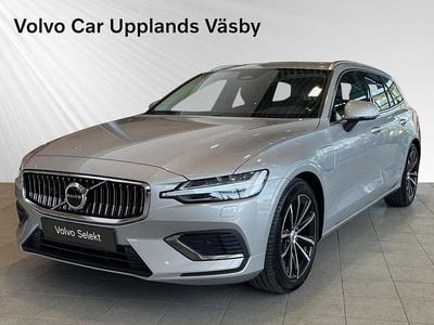 Grå Begagnad 2024 Volvo V60 Plus Kombi | 439 900 kr (Marknadspris)