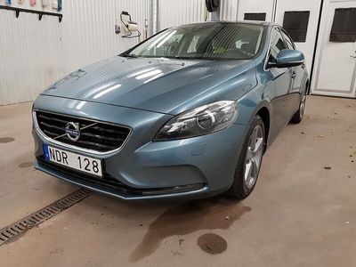 begagnad Volvo V40 D4 Summum 5-cyl 177hk Drag Panorama Kamera Skinn