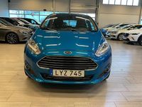 Begagnad Ford Fiesta Titanium 101 HK (74 kW) 2015 Blå Halvkombi