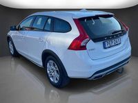 Begagnad Volvo V60 CC Momentum 190 HK (139 kW) 2017 Vit Kombi