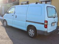 Begagnad Toyota HiAce 102 HK (75 kW) 2004 Blå Minibuss