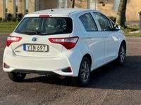begagnad Toyota Yaris Hybrid e-CVT | NAVI | ÅRSSKATT 360kr | NYBES