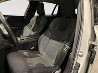 Begagnad Volvo V60 CC Momentum 197 HK (144 kW) 2022 Vit Kombi