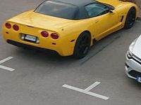 Begagnad Chevrolet Corvette Z06 411 HK (302 kW) 2004 Gul med svart folierat tak. Sportkupé
