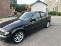 Begagnad BMW 320 170 HK (125 kW) 2003 Svart metallic Sedan