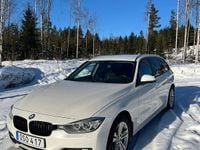 Begagnad BMW 320 184 HK (135 kW) 2015 Vit pearl Kombi