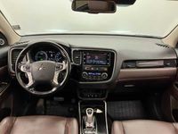 begagnad Mitsubishi Outlander P-HEV CVT Taklucka Backkamera GPS Rattvärme 203hk