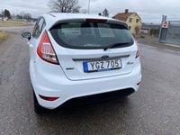 Begagnad Ford Fiesta Titanium 101 HK (74 kW) 2016 Vit Halvkombi