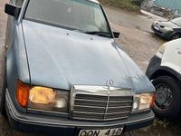 Begagnad Mercedes E200 105 HK (77 kW) 1989 Blå Sedan