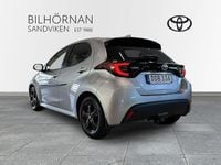 Begagnad Toyota Yaris Hybrid Active 92 HK (67 kW) 2021 Silver Halvkombi