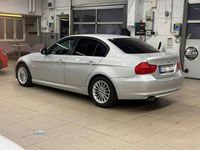 Begagnad BMW 318 143 HK (105 kW) 2009 Ljusgrå Sedan