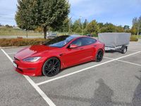 begagnad Tesla Model S Plaid maxad med drag (nypris 1 471 070 kr)