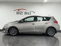Begagnad Toyota Auris Hybrid Active 136 HK (100 kW) 2013 Brun Halvkombi