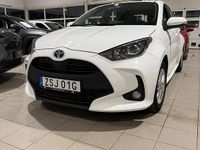 Begagnad Toyota Yaris Hybrid Active 92 HK (67 kW) 2023 Vit Halvkombi