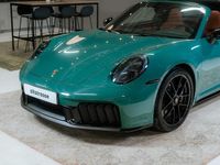 Begagnad Porsche 911 541 HK (397 kW) 2025 Smyrna green
