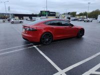 begagnad Tesla Model S Plaid maxad med drag (nypris 1 471 070 kr)