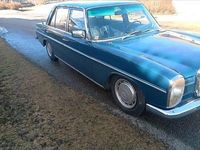 Begagnad Mercedes W114 150 HK (110 kW) 1974 Mörkblå