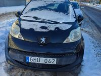 Begagnad Peugeot 107 68 HK (50 kW) 2007 Svart Halvkombi