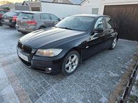Begagnad BMW 318 143 HK (105 kW) 2011 Svart Sedan