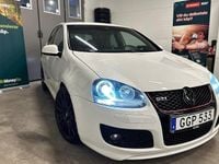 Begagnad VW Golf V Edition 230 HK (169 kW) 2007 Vit Halvkombi