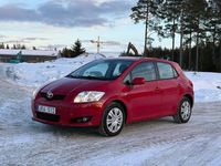 Begagnad Toyota Auris 124 HK (91 kW) 2007 Röd Halvkombi