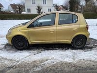 Begagnad Toyota Yaris 68 HK (50 kW) 1999 Gul Halvkombi