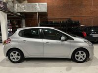 Begagnad Peugeot 208 82 HK (60 kW) 2014 Ljusgrå (grå) Halvkombi