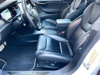 Begagnad Tesla Model S 599 kW (815 HK) 2019 Vit Halvkombi