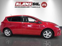 Begagnad Toyota Auris Hybrid Edition 136 HK (100 kW) 2015 Röd Halvkombi