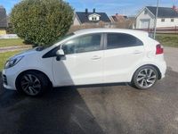 Begagnad Kia Rio 84 HK (61 kW) 2016 Vit Halvkombi