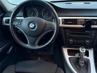 Begagnad BMW 318 143 HK (105 kW) 2010 Vit Kombi